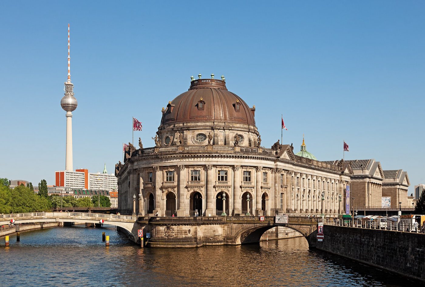 Bode-Museum und Fernsehturm an der Museumsinsel Berlin