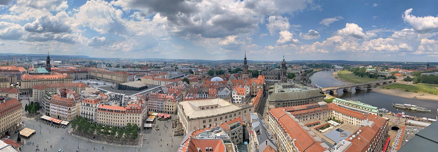 Frauenkirche und Altstadt Dresden an der Elbe