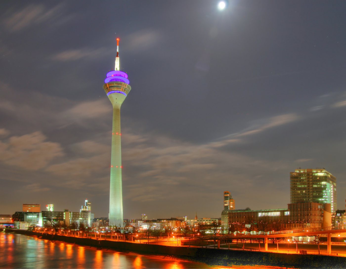 Rheinturm und Medienhafen Düsseldorf bei Nacht