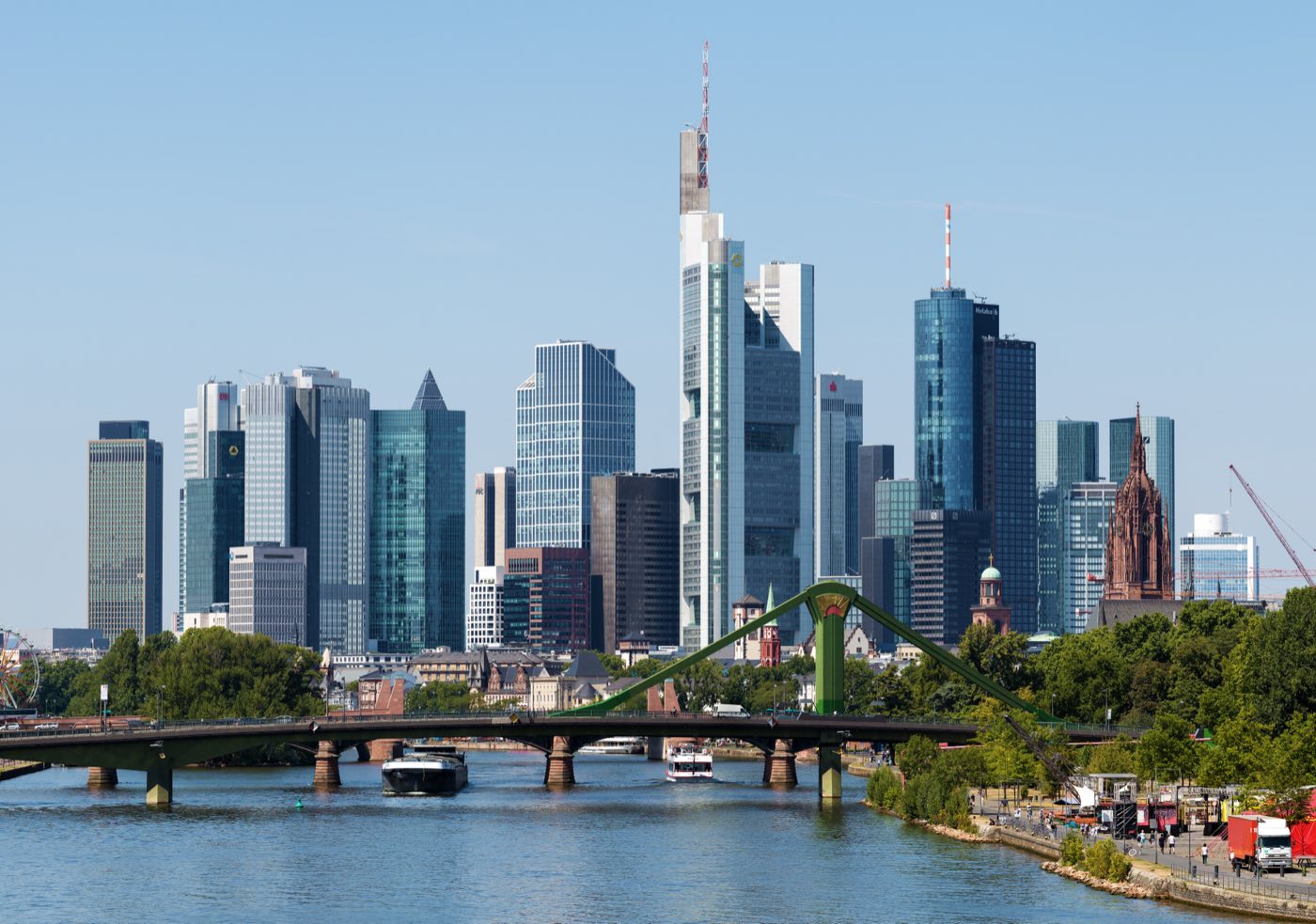 Skyline von Frankfurt am Main mit Mainufer