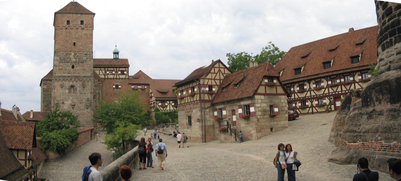 Kaiserburg Nürnberg mit Fachwerkhäusern